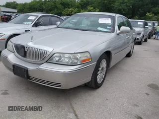 2003 Lincoln Town Car Signature z VIN 1LNHM82W13Y640985, wystawiony jako IAAI lot #42294241 z przebiegiem 230 556 mil mil oraz . Historia ofert i sprzedaży dostępna na DreamBid. Obrazek 2.