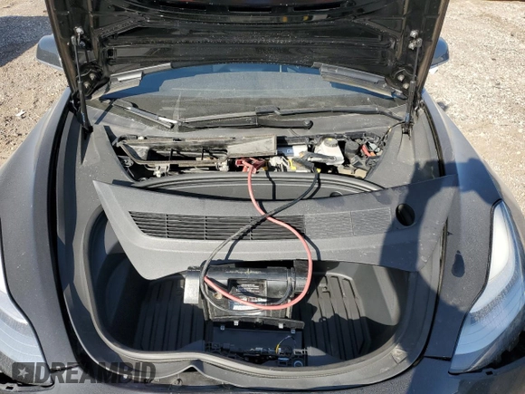 2019 Tesla Model 3 Mid Range z VIN 5YJ3E1EAXKF398909, wystawiony jako Copart lot #52504645 z przebiegiem 101 667 mil mil oraz Szkoda całkowita • Salvage title. Historia ofert i sprzedaży dostępna na DreamBid. Obrazek 11.