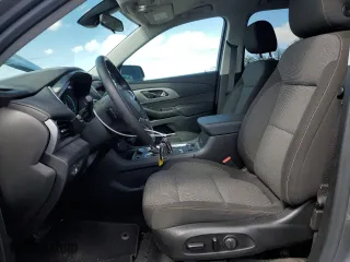 2020 Chevrolet Traverse LT Cloth with VIN 1GNEVGKW7LJ324957, listed as a Copart auction lot 52123615 with 28,135 mi miles and Salvage Title. Bid and sale history available at carsss.com. Image 7.