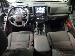 2024 Nissan Frontier SV z VIN 1N6ED1EK0RN603523, wystawiony jako Copart lot #57412365 z przebiegiem 33 638 mil mil oraz Szkoda całkowita • Salvage title. Historia ofert i sprzedaży dostępna na DreamBid. Obrazek 8.