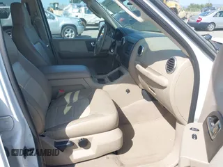 2004 Ford Expedition Eddie Bauer с VIN 1FMPU17L84LB36658, выставлен на аукционе IAAI как лот 42472188 с пробегом 195 235 миль миль и . История ставок и продаж доступна на DreamBid. Изображение 5.