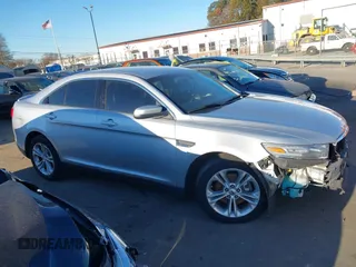 2014 Ford Taurus SEL z VIN 1FAHP2E87EG121069, wystawiony jako IAAI lot #41030422 z przebiegiem 138 043 mil mil oraz . Historia ofert i sprzedaży dostępna na DreamBid. Obrazek 13.