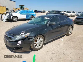 2013 Kia Optima LX z VIN 5XXGM4A75DG148381, wystawiony jako Copart lot #58039045 z przebiegiem 139 371 mil mil oraz Czysty tytuł • Clean title. Historia ofert i sprzedaży dostępna na DreamBid. Obrazek 1.