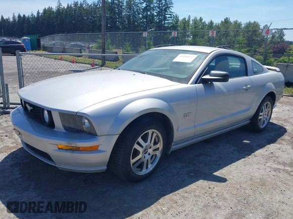 2006 Ford Mustang GT Deluxe z VIN 1ZVHT82H065175045, wystawiony jako IAAI lot #42446022 z przebiegiem 144 165 mil mil oraz . Historia ofert i sprzedaży dostępna na DreamBid. Obrazek 2.