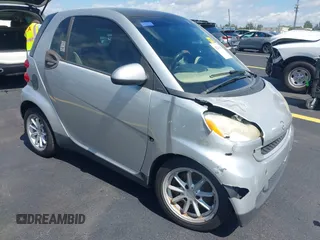 2009 Smart fortwo Pure z VIN WMEEJ31X49K210166, wystawiony jako IAAI lot #42251960 z przebiegiem 104 788 mil mil oraz . Historia ofert i sprzedaży dostępna na DreamBid. Obrazek 1.