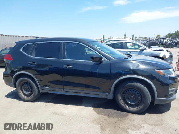 2017 Nissan Rogue S z VIN JN8AT2MT7HW381998, wystawiony jako IAAI lot #42384384 z przebiegiem 109 842 mil mil oraz . Historia ofert i sprzedaży dostępna na DreamBid. Obrazek 13.