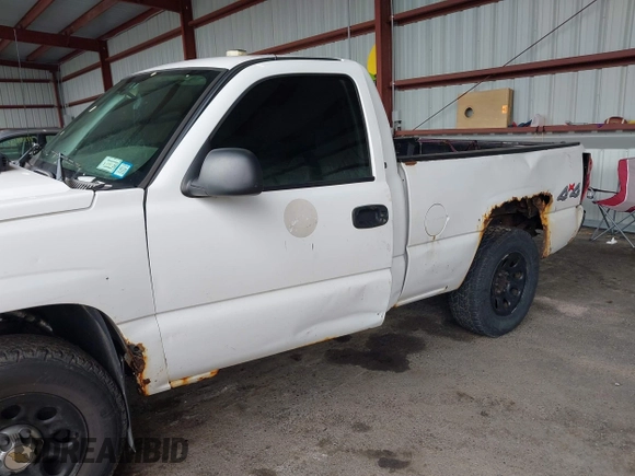 2005 Chevrolet Silverado 1500 LS z VIN 1GCEK14VX5Z305858, wystawiony jako IAAI lot #42437775 z przebiegiem 134 477 mil mil oraz . Historia ofert i sprzedaży dostępna na DreamBid. Obrazek 6.