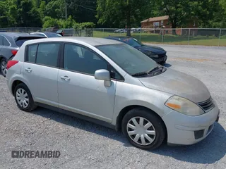 2010 Nissan Versa S z VIN 3N1BC1CP4AL427705, wystawiony jako IAAI lot #42469286 z przebiegiem 162 857 mil mil oraz . Historia ofert i sprzedaży dostępna na DreamBid. Obrazek 6.