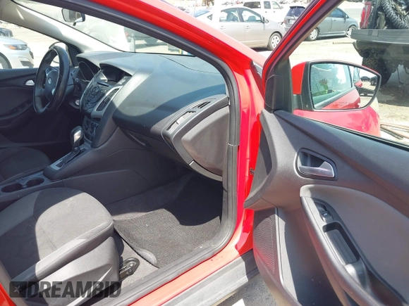 2014 Ford Focus SE z VIN 1FADP3K24EL119243, wystawiony jako IAAI lot #42121759 z przebiegiem 123 887 mil mil oraz . Historia ofert i sprzedaży dostępna na DreamBid. Obrazek 5.