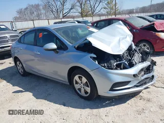 2017 Chevrolet Cruze LS z VIN 1G1BC5SMXH7133938, wystawiony jako IAAI lot #41768471 z przebiegiem Nie podano mil oraz . Historia ofert i sprzedaży dostępna na DreamBid. Obrazek 1.