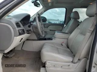 2013 Chevrolet Suburban LT z VIN 1GNSCJE03DR353601, wystawiony jako Copart lot #54927285 z przebiegiem 109 473 mil mil oraz Szkoda całkowita • Salvage title. Historia ofert i sprzedaży dostępna na DreamBid. Obrazek 7.