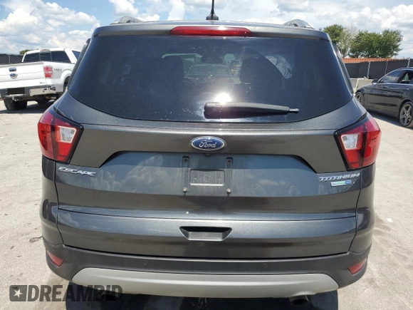 2019 Ford Escape Titanium z VIN 1FMCU9J96KUA65154, wystawiony jako Copart lot #63932325 z przebiegiem 117 963 mil mil oraz Czysty tytuł • Clean title. Historia ofert i sprzedaży dostępna na DreamBid. Obrazek 6.