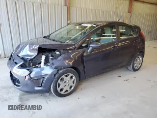2013 Ford Fiesta S z VIN 3FADP4TJ0DM155486, wystawiony jako Copart lot #49722055 z przebiegiem 57 820 mil mil oraz Czysty tytuł • Clean title. Historia ofert i sprzedaży dostępna na DreamBid. Obrazek 1.