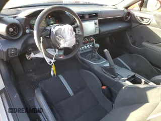 2023 Toyota 86 Premium z VIN JF1ZNBE15P9761124, wystawiony jako Copart lot #56549525 z przebiegiem 10 794 mil mil oraz Szkody całkowita. Historia ofert i sprzedaży dostępna na DreamBid. Obrazek 8.