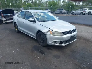 2014 Volkswagen Jetta SE z VIN 3VWD17AJ1EM218982, wystawiony jako IAAI lot #42134444 z przebiegiem 151 203 mil mil oraz . Historia ofert i sprzedaży dostępna na DreamBid. Obrazek 1.