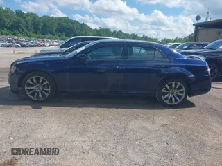 2014 Chrysler 300 S z VIN 2C3CCABG7EH281483, wystawiony jako IAAI lot #42272545 z przebiegiem 122 610 mil mil oraz . Historia ofert i sprzedaży dostępna na DreamBid. Obrazek 14.