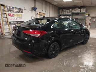 2017 Kia Forte LX z VIN 3KPFK4A74HE016955, wystawiony jako IAAI lot #41790804 z przebiegiem 173 379 mil mil oraz . Historia ofert i sprzedaży dostępna na DreamBid. Obrazek 4.