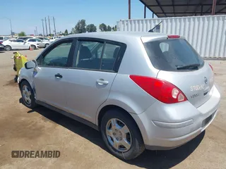 2007 Nissan Versa S z VIN 3N1BC13EX7L362219, wystawiony jako IAAI lot #42359806 z przebiegiem 153 173 mil mil oraz . Historia ofert i sprzedaży dostępna na DreamBid. Obrazek 3.