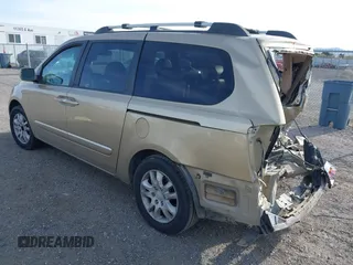 2006 Kia Sedona LX with VIN KNDMB233666040795, listed as a IAAI auction lot 41921051 with 200,410 mi miles and . Bid and sale history available at carsss.com. Image 3.