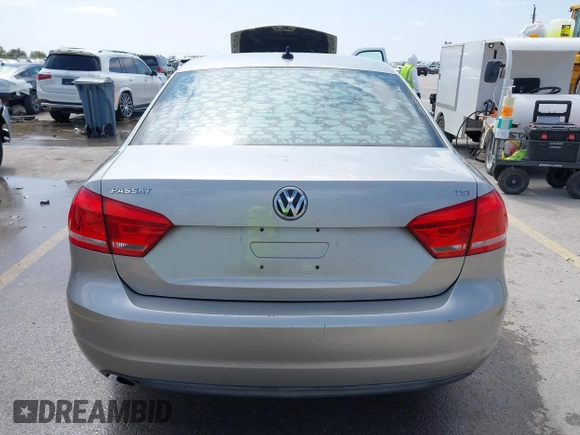 2014 Volkswagen Passat S z VIN 1VWAT7A33EC038497, wystawiony jako IAAI lot #41922616 z przebiegiem 110 509 mil mil oraz . Historia ofert i sprzedaży dostępna na DreamBid. Obrazek 16.