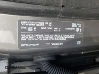 2023 Lucid Air Pure z VIN 50EA1PFA8PA007207, wystawiony jako Copart lot #61214904 z przebiegiem 2958 mil mil oraz Szkody całkowita. Historia ofert i sprzedaży dostępna na DreamBid. Obrazek 14.