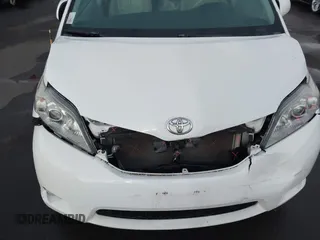 2014 Toyota Sienna XLE with VIN 5TDYK3DC1ES429932, listed as a IAAI auction lot 41692134 with 93,625 mi miles. Bid and sale history available at carsss.com. Image 6.