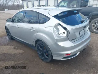2014 Ford Focus ST z VIN 1FADP3L96EL413447, wystawiony jako IAAI lot #41887304 z przebiegiem 99 448 mil mil oraz . Historia ofert i sprzedaży dostępna na DreamBid. Obrazek 2.