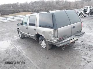 1999 GMC Yukon with VIN 1GKEK13R7XJ753243, listed as a IAAI auction lot 41231957 with 207,092 mi miles. Bid and sale history available at carsss.com. Image 3.