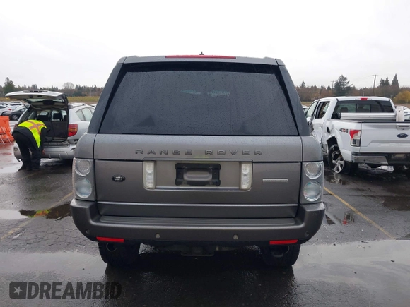 2007 Land Rover Range Rover SC z VIN SALMF13427A261552, wystawiony jako IAAI lot #40930292 z przebiegiem 143 865 mil mil oraz . Historia ofert i sprzedaży dostępna na DreamBid. Obrazek 16.