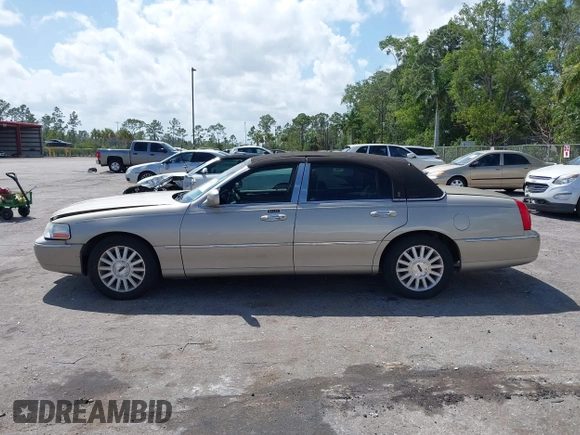2004 Lincoln Town Car Signature z VIN 1LNHM81W24Y657023, wystawiony jako IAAI lot #41968973 z przebiegiem 112 308 mil mil oraz . Historia ofert i sprzedaży dostępna na DreamBid. Obrazek 15.