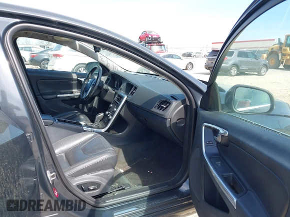 2014 Volvo S60 T5 z VIN YV1612FS1E2275524, wystawiony jako IAAI lot #41914398 z przebiegiem 122 286 mil mil oraz . Historia ofert i sprzedaży dostępna na DreamBid. Obrazek 5.