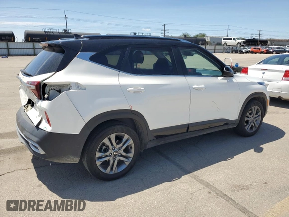 2021 Kia Seltos S z VIN KNDEU2AA5M7075898, wystawiony jako Copart lot #57243215 z przebiegiem 48 361 mil mil oraz Szkoda całkowita • Salvage title. Historia ofert i sprzedaży dostępna na DreamBid. Obrazek 3.