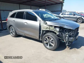 2019 Kia Sorento EX z VIN 5XYPHDA50KG514825, wystawiony jako IAAI lot #41612310 z przebiegiem 100 855 mil mil oraz . Historia ofert i sprzedaży dostępna na DreamBid. Obrazek 1.