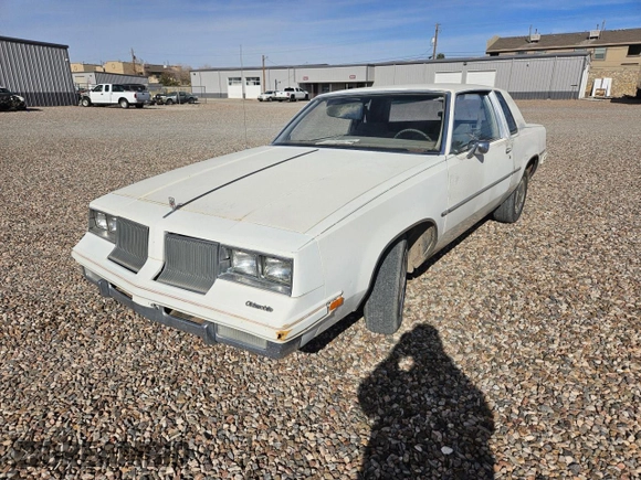 1986 Oldsmobile Cutlass z VIN 1G3GR47A3GR329694, wystawiony jako Copart lot #84965974 z przebiegiem Nie podano mil oraz Czysty tytuł • Clean title. Historia ofert i sprzedaży dostępna na DreamBid. Obrazek 2.