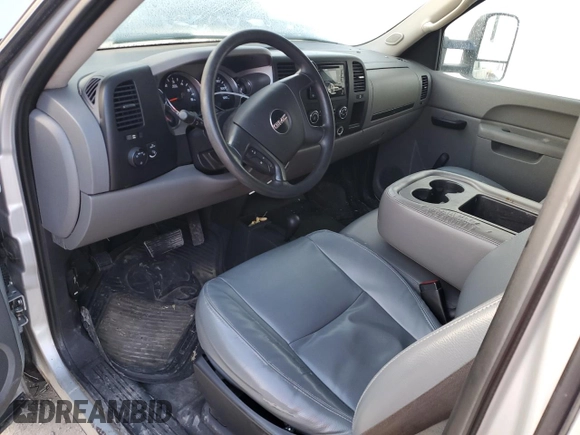 2011 GMC Sierra 2500HD Work Truck z VIN 1GT22ZCG1BZ362840, wystawiony jako Copart lot #83610494 z przebiegiem 226 482 mil mil oraz Szkoda całkowita • Salvage title. Historia ofert i sprzedaży dostępna na DreamBid. Obrazek 8.