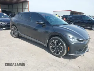 2023 Kia EV6 Wind z VIN KNDC34LA6P5610899, wystawiony jako IAAI lot #41730242 z przebiegiem 63 143 mil mil oraz . Historia ofert i sprzedaży dostępna na DreamBid. Obrazek 1.