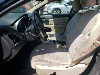 2012 Chrysler 200 Touring z VIN 1C3CCBBB3CN189625, wystawiony jako Copart lot #52030465 z przebiegiem 245 535 mil mil oraz Szkoda całkowita • Salvage title. Historia ofert i sprzedaży dostępna na DreamBid. Obrazek 7.