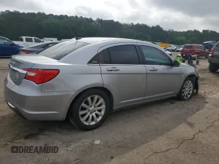 2013 Chrysler 200 Touring z VIN 1C3CCBBG8DN528490, wystawiony jako Copart lot #53862035 z przebiegiem 187 812 mil mil oraz Szkoda całkowita • Salvage title. Historia ofert i sprzedaży dostępna na DreamBid. Obrazek 3.