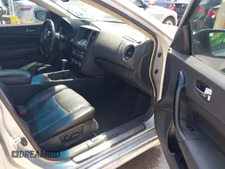 2011 Nissan Maxima SV z VIN 1N4AA5AP0BC822881, wystawiony jako IAAI lot #42394767 z przebiegiem 173 599 mil mil oraz . Historia ofert i sprzedaży dostępna na DreamBid. Obrazek 5.