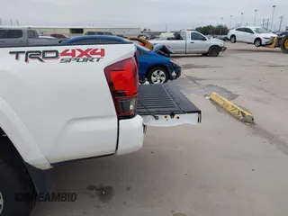 2019 Toyota Tacoma SR z VIN 3TMCZ5AN4KM220154, wystawiony jako IAAI lot #41602065 z przebiegiem 92 345 mil mil oraz . Historia ofert i sprzedaży dostępna na DreamBid. Obrazek 18.