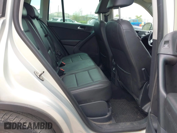 2010 Volkswagen Tiguan S z VIN WVGBV7AX2AW536795, wystawiony jako IAAI lot #42055276 z przebiegiem 184 847 mil mil oraz . Historia ofert i sprzedaży dostępna na DreamBid. Obrazek 8.
