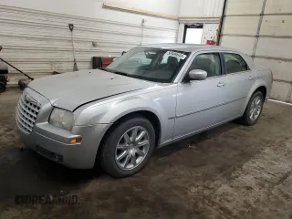 2008 Chrysler 300 Touring z VIN 2C3LA53G48H225064, wystawiony jako Copart lot #50989645 z przebiegiem 115 409 mil mil oraz Czysty tytuł • Clean title. Historia ofert i sprzedaży dostępna na DreamBid. Obrazek 1.