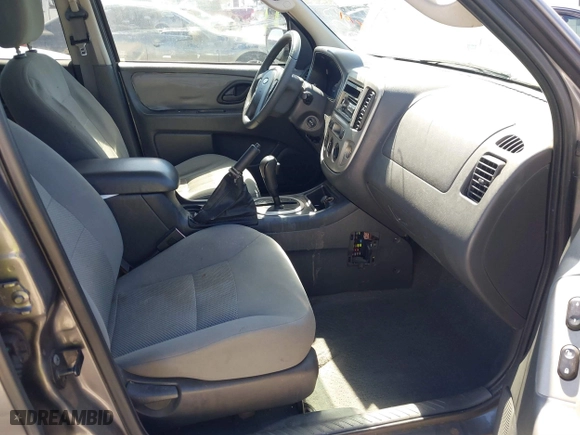 2005 Ford Escape XLT with VIN 1FMYU03175KD53760, listed as a IAAI auction lot 41755984 with 158,704 mi miles. Bid and sale history available at carsss.com. Image 5.