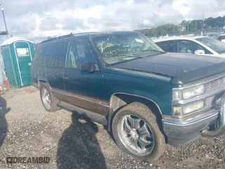 1998 Chevrolet Tahoe with VIN 1GNEK13R1WJ302987, listed as a IAAI auction lot 40491593 with 999,999 mi miles. Bid and sale history available at carsss.com. Image 1.