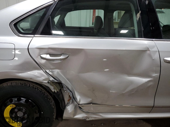 2016 Volkswagen Passat SE z VIN 1VWBT7A38GC024909, wystawiony jako Copart lot #56113765 z przebiegiem 30 096 mil mil oraz Szkoda całkowita • Salvage title. Historia ofert i sprzedaży dostępna na DreamBid. Obrazek 10.