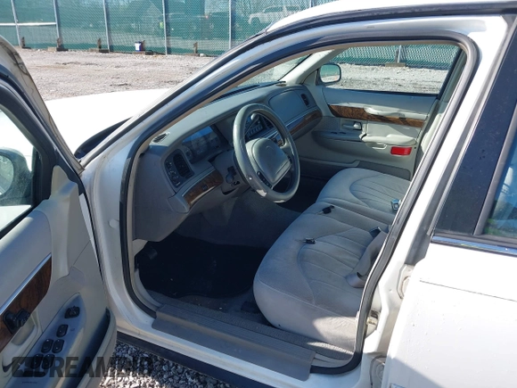 1999 Mercury Grand Marquis GS z VIN 2MEFM74W0XX686623, wystawiony jako IAAI lot #41828993 z przebiegiem 245 171 mil mil oraz . Historia ofert i sprzedaży dostępna na DreamBid. Obrazek 5.
