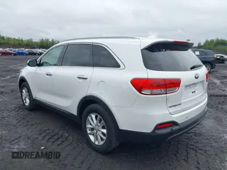 2018 Kia Sorento LX z VIN 5XYPGDA3XJG429121, wystawiony jako IAAI lot #42351051 z przebiegiem 108 106 mil mil oraz . Historia ofert i sprzedaży dostępna na DreamBid. Obrazek 3.