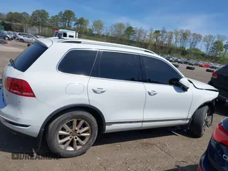2013 Volkswagen Touareg Sport с VIN WVGEP9BP4DD013215, выставлен на аукционе IAAI как лот 42154801 с пробегом 159 556 миль миль и . История ставок и продаж доступна на DreamBid. Изображение 14.