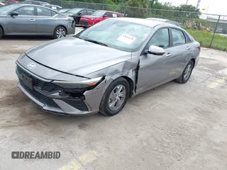 2024 Hyundai Elantra SE z VIN KMHLL4DG5RU645022, wystawiony jako IAAI lot #42651170 z przebiegiem 33 769 mil mil oraz . Historia ofert i sprzedaży dostępna na DreamBid. Obrazek 17.