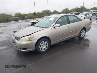 2002 Toyota Camry LE z VIN JTDBE32KX20022844, wystawiony jako IAAI lot #41392677 z przebiegiem 155 533 mil mil oraz . Historia ofert i sprzedaży dostępna na DreamBid. Obrazek 2.